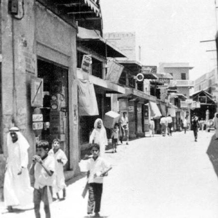 تاريخ الأشياء في البحرين: عن السيارات والمكتبات والمقابر