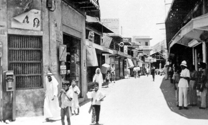 تاريخ الأشياء في البحرين: عن السيارات والمكتبات والمقابر