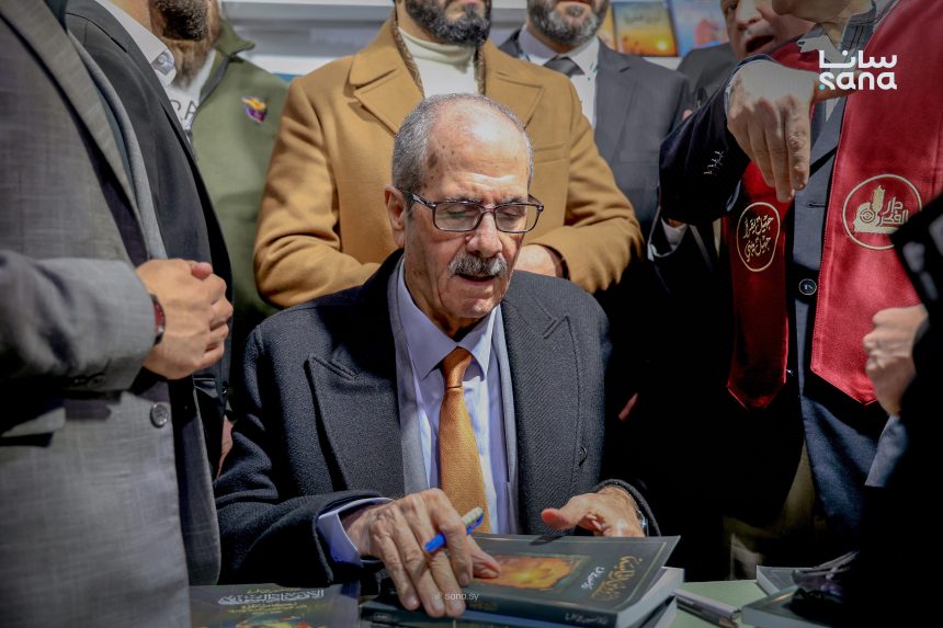 الباحث حسين الشرع يوقّع خمسة من مؤلفاته في معرض دمشق الدولي للكتاب