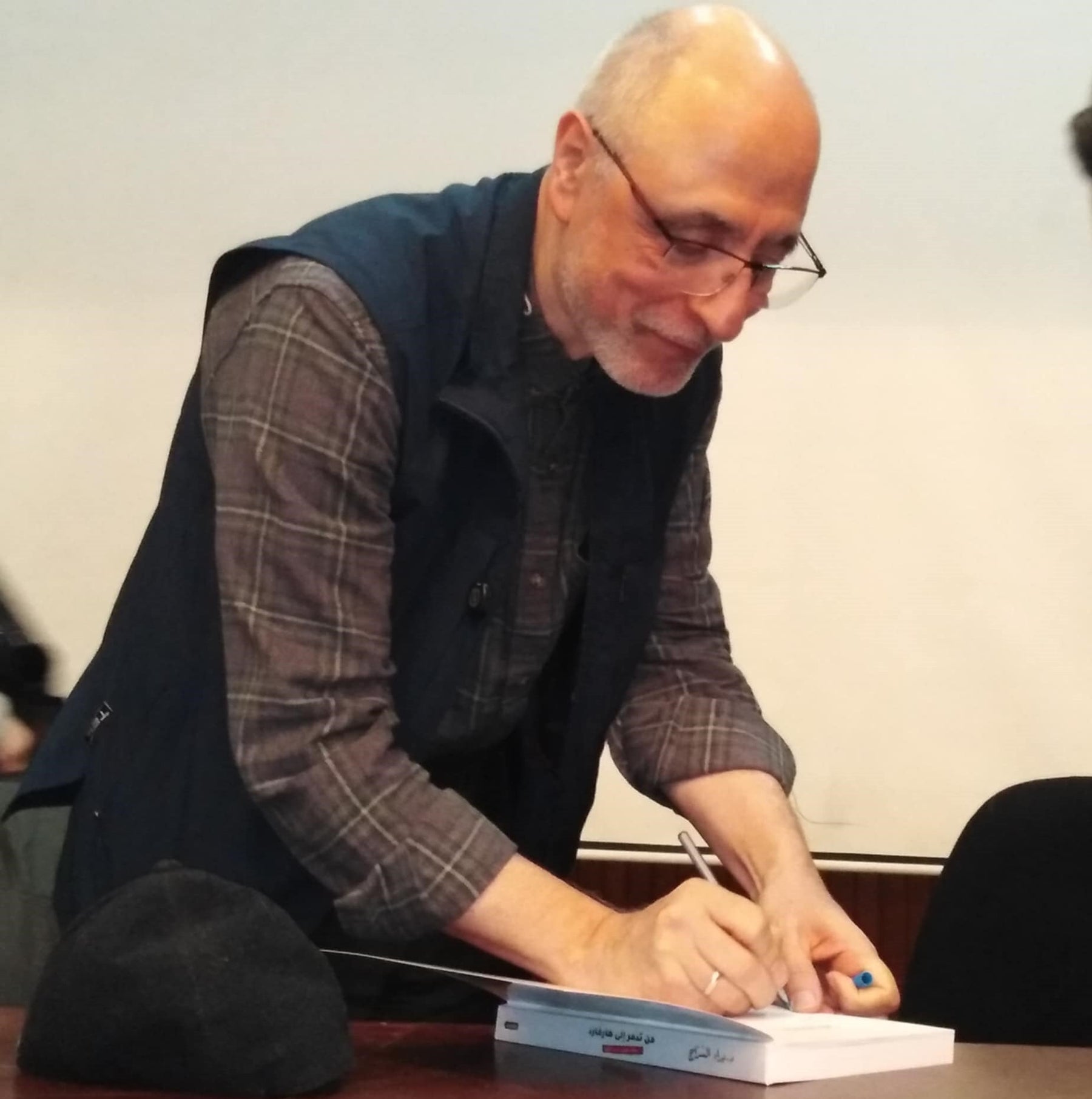 د. براء السراج يروي رحلة سجنه.. ويوقع كتابه "من تدمر إلى هارفارد: رحلة سجين عديم الرأي"