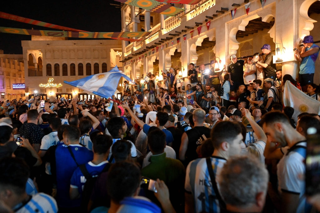 كأس العالم في «سوق واقف» أكثر من مليون مشجع «يتنفّسون كرة القدم»