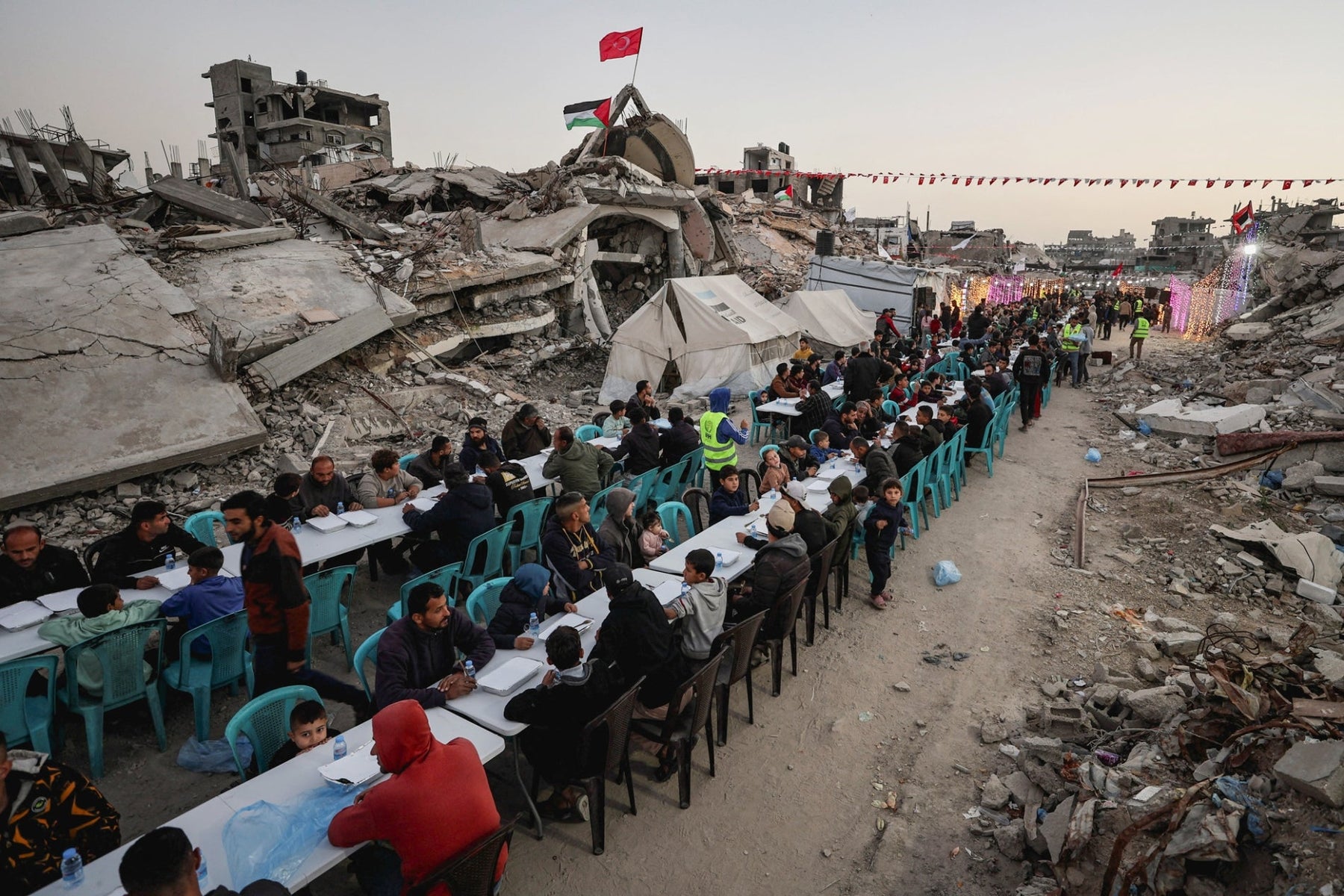 رمضان في غزة… موائد مزدحمة بذكرى الراحلين ومحاولات فرح تتحدى الألم ... تفاصيل صغيرة تصنع من الشهر الكريم حالة روحانية