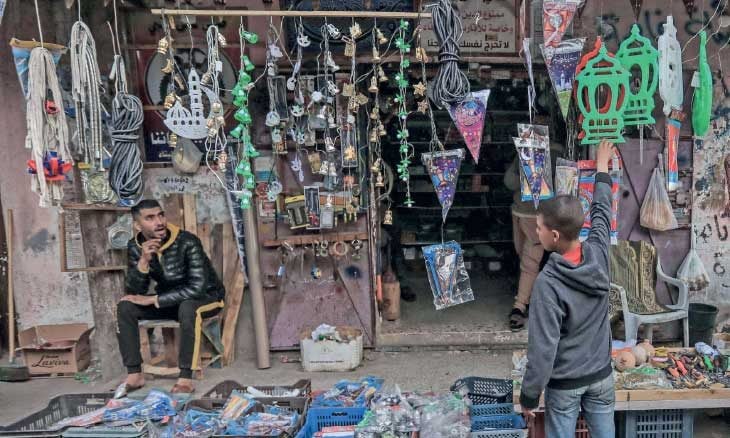 بيع الفوانيس: مهنة رمضانية لم تختف في غزة رغم الحرب