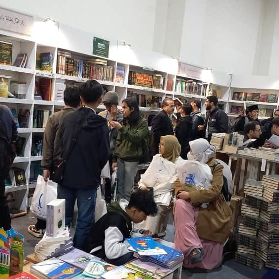 عرب يقرؤون ومكتبات مغلقة وطباعة معطلة.. ما مستقبل صناعة النشر في العالم العربي؟