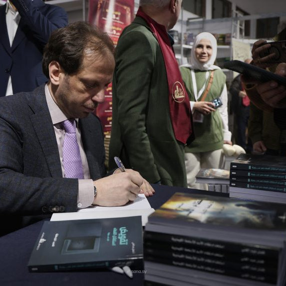 فضل عبد الغني يوقّع كتابين في معرض دمشق للكتاب يوثّقان انتهاكات النظام البائد