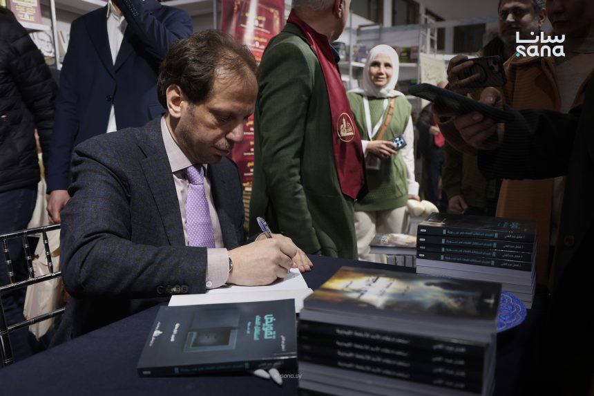 فضل عبد الغني يوقّع كتابين في معرض دمشق للكتاب يوثّقان انتهاكات النظام البائد