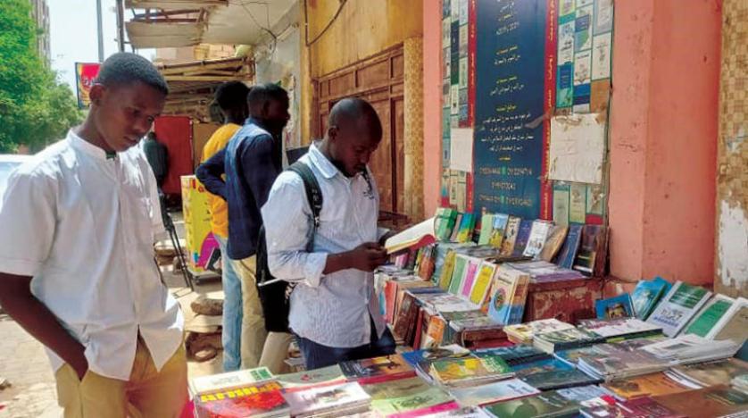 السودانيون يستعيدون شغف القراءة مع كتب مخفضة في الهواء الطلق