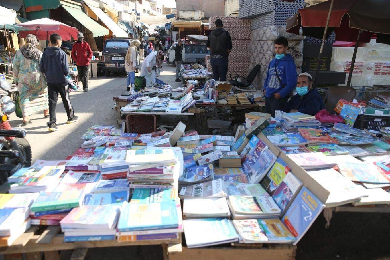 "بسطات الكتب" في المغرب... ثقافة بالثمن المتاح إقبال لافت على مكتبات الشوارع ومريدوها: .."تحوي كثيراً من النفائس الثمينة والفرص والمفاجآت"