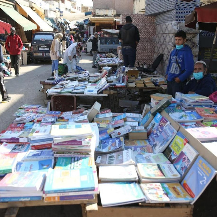 "بسطات الكتب" في المغرب... ثقافة بالثمن المتاح إقبال لافت على مكتبات الشوارع ومريدوها: .."تحوي كثيراً من النفائس الثمينة والفرص والمفاجآت"