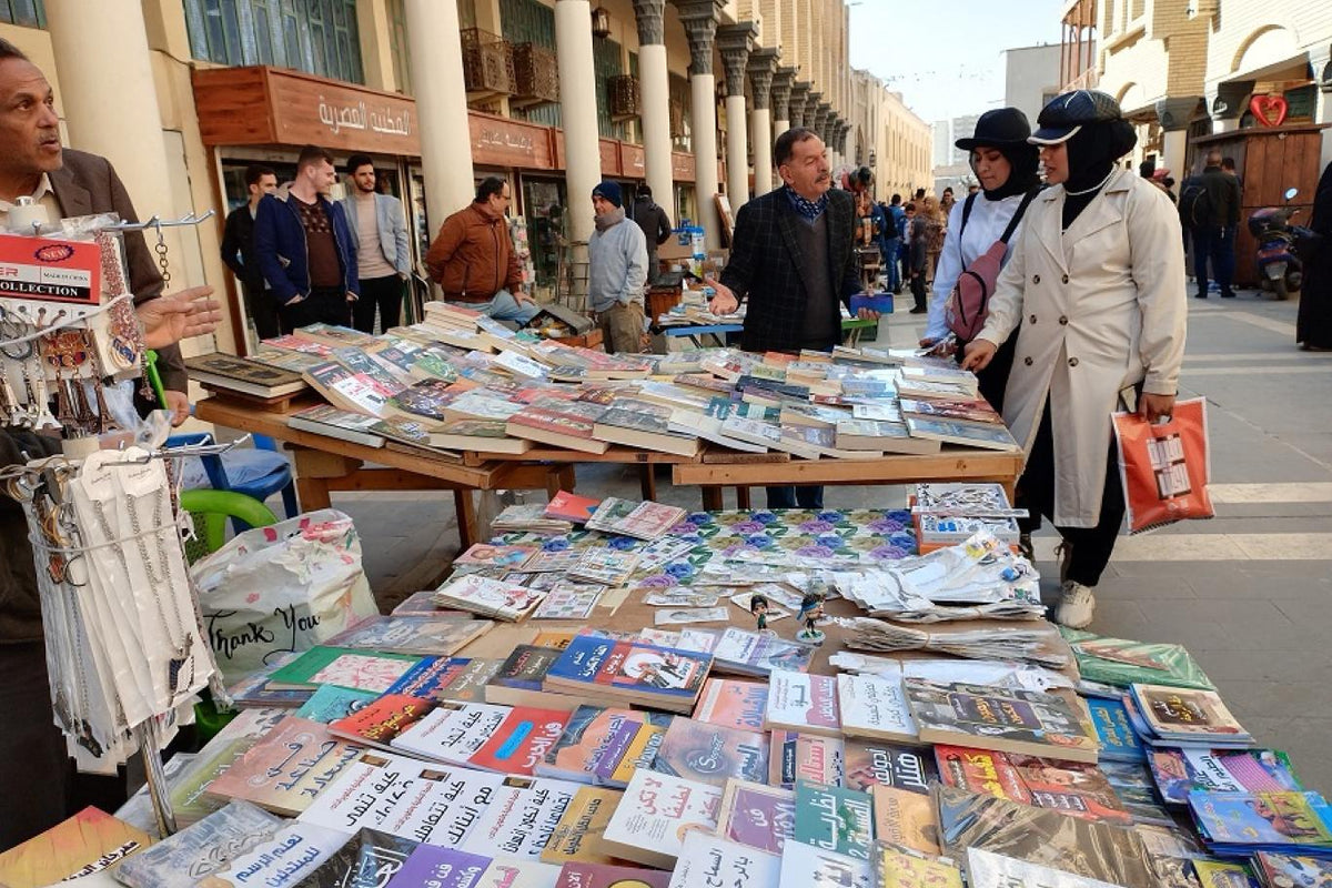 "أرصفة الكتب" في العراق... كلفة قليلة لـ"خير جليس" ... بمثابة ملاذ أخير من جحيم الأسعار وتوفر الإصدارات القديمة والحديثة بعيداً من الرقابة