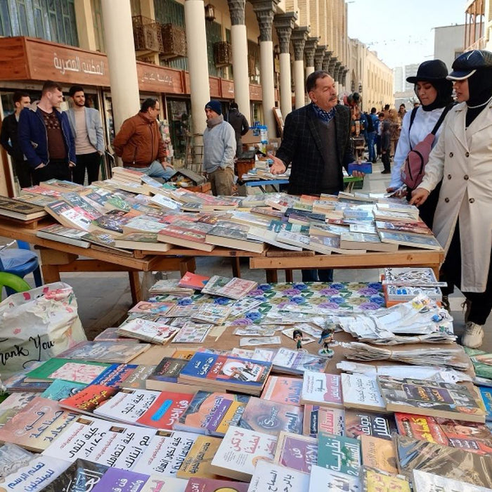 "أرصفة الكتب" في العراق... كلفة قليلة لـ"خير جليس" ... بمثابة ملاذ أخير من جحيم الأسعار وتوفر الإصدارات القديمة والحديثة بعيداً من الرقابة