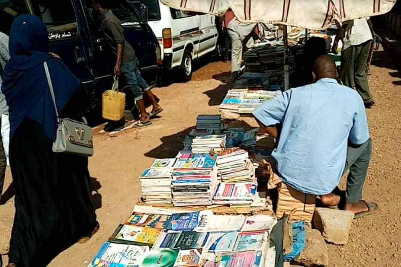 كتب الرصيف في السودان "تتسول" القراء ... بسطات الشارع ازدهرت قديماً لكن الأوضاع الاقتصادية حالياً جعلتها بلا رواد
