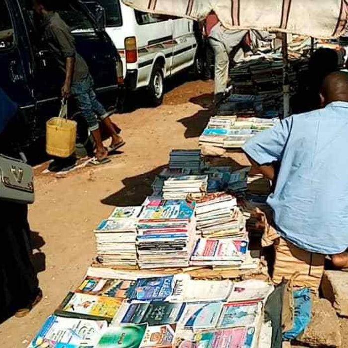 كتب الرصيف في السودان "تتسول" القراء ... بسطات الشارع ازدهرت قديماً لكن الأوضاع الاقتصادية حالياً جعلتها بلا رواد
