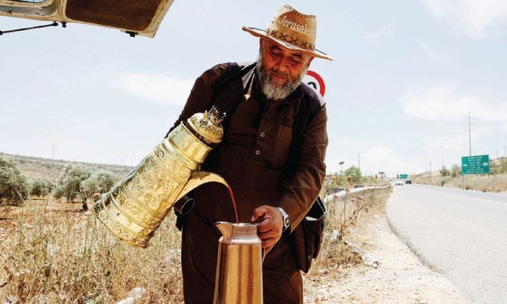 منير الأقطش… بائع قهوة فلسطيني يعيش الواقع الصعب في الضفة الغربية