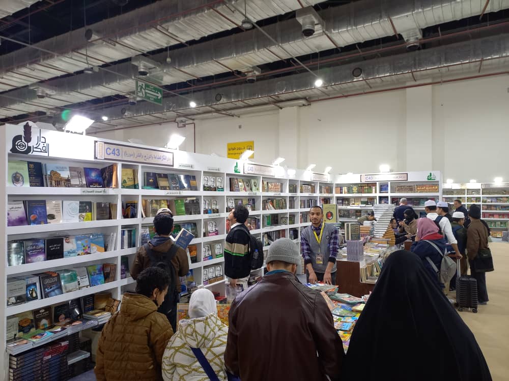 كتب المذكرات والتاريخ والترجمة تزيح الرواية من قوائم «الأكثر مبيعاً» ...حصاد معرض القاهرة للكتاب في دورته الرابعة والخمسين