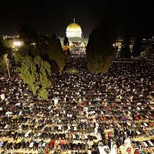 عشرات الآلاف يحيون ليلة القدر في المسجد الأقصى