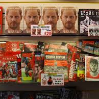 ما وراء الغلاف.. كيف تصنع دور النشر الغربية نجوم الكتابة؟