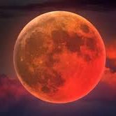 من الشياطين للنيران والحروب.. لماذا خشي البشر "القمر الدموي"؟