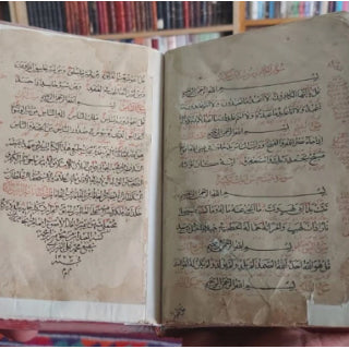 بينها مخطوطة قديمة للقرآن و2000 كتاب عمرها 100 عام.. مكتبة العراقي إبراهيم الشيباني ملاذ الباحثين والكتاب