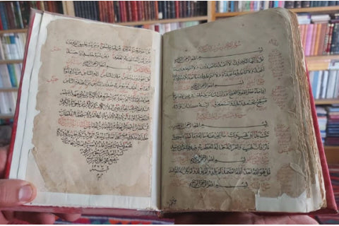 بينها مخطوطة قديمة للقرآن و2000 كتاب عمرها 100 عام.. مكتبة العراقي إبراهيم الشيباني ملاذ الباحثين والكتاب