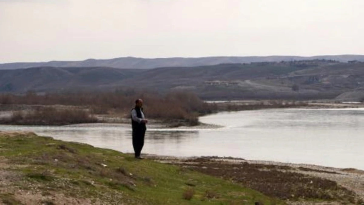 نهر دجلة التاريخي في العراق يصارع الموت