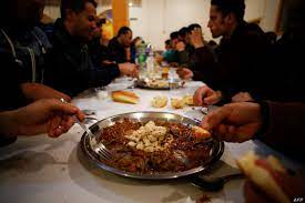 رمضان في الغربة: افتقاد واطّلاع وتجمعات وتركيز
